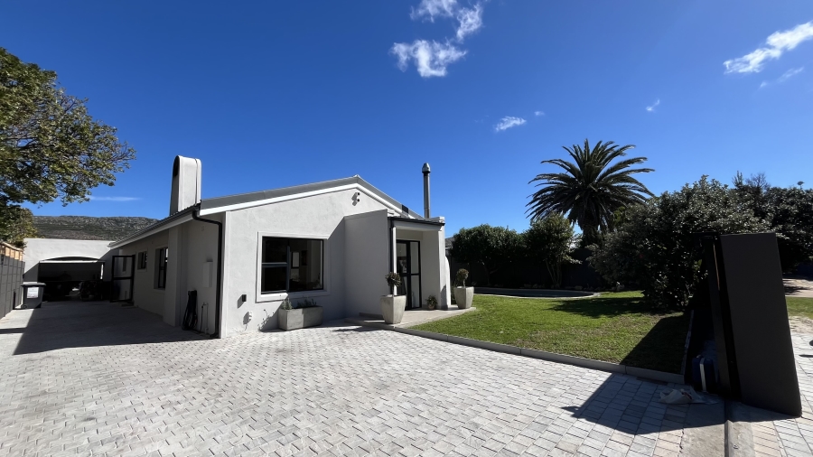 5 Bedroom Property for Sale in Clovelly Western Cape